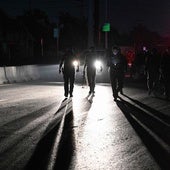 Una patrulla paquistaní recorre el perímetro de la base de Nur Khan en medio del apagón causado por las bombas indias.