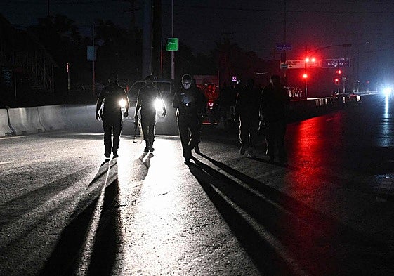 Una patrulla paquistaní recorre el perímetro de la base de Nur Khan en medio del apagón causado por las bombas indias.