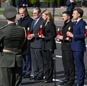 Tusk, Starmer, Macron y Merz rindieron homenaje a los caídos en la invasión junto con Zelenski y su mujer.