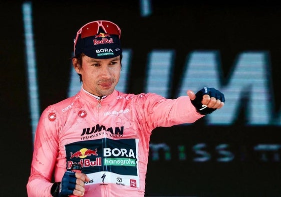 Primoz Roglic, vestigo de rosa.
