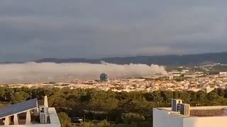 Continúan las labores de extinción de un incendio que ha provocado una nube tóxica en Barcelona