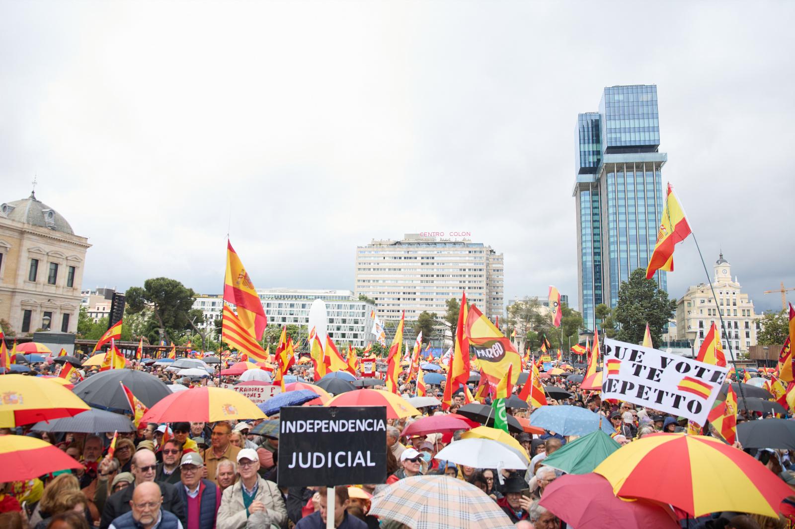Imagen principal - Miles de personas se manifiestan en Colón contra Pedro Sánchez «por la dignidad de España»