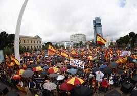 Miles de personas se manifiestan en Colón contra Pedro Sánchez «por la dignidad de España»