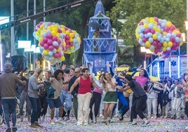 Un momento del desfile en Prado del Rey (Madrid) con motivo del estreni de de 'La familia de la tele'.