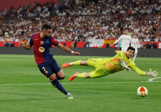 Ferran Torres bate a Courtois en la reciente final de la Copa del Rey en Sevilla.