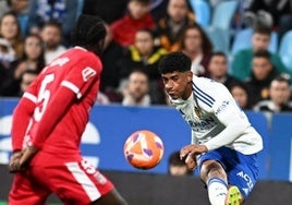 El Zaragoza remonta al colista y acaricia la permanencia