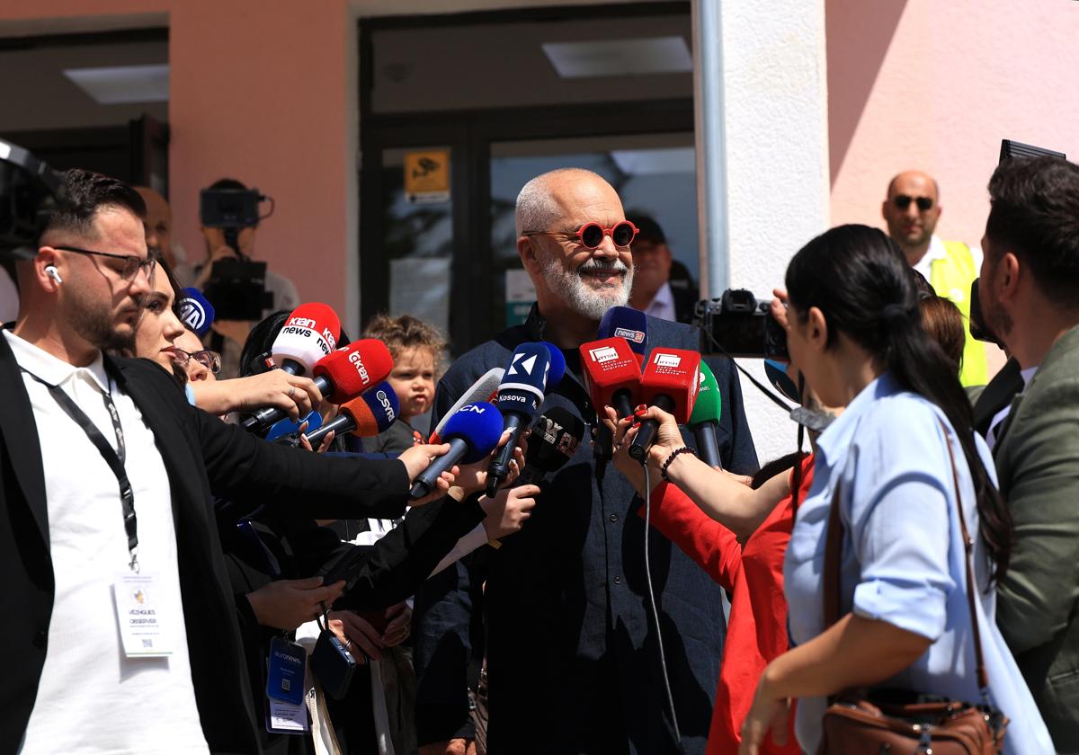 Edi Rama, primer ministro de Albania, habla con la prensa tras votar.