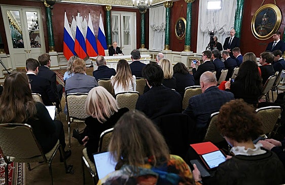 Putin en su rueda de prensa de madrugada para anunciar nuevas conversaciones.