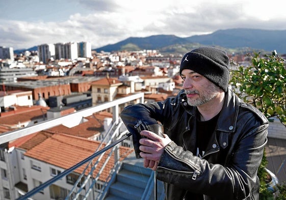 Alejandro G. Calvo posa momentos antes de la entrevista.