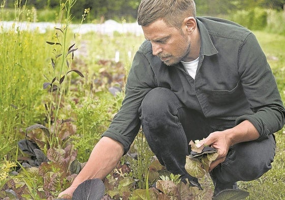 El chef Nikolai Nørregaard recoge de su propio huerto las verduras que cocina en su restaurante.