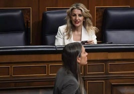 La portavoz de Junts, Miriam Nogueras, pasa delante de la vicepresidenta Díaz
