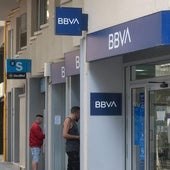 Una oficina del Banco Sabadell junto a otra de BBVA en Barcelona.