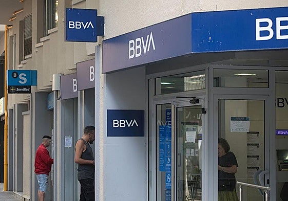 Una oficina del Banco Sabadell junto a otra de BBVA en Barcelona.