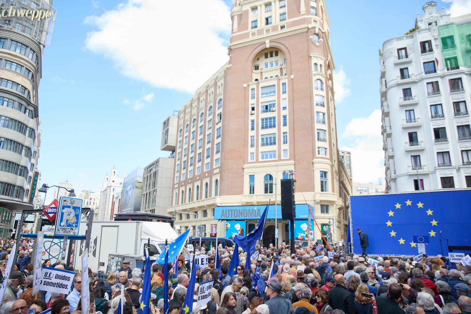 Decenas de personas durante la concentración en defensa de Europa y la democracia, en Callao.