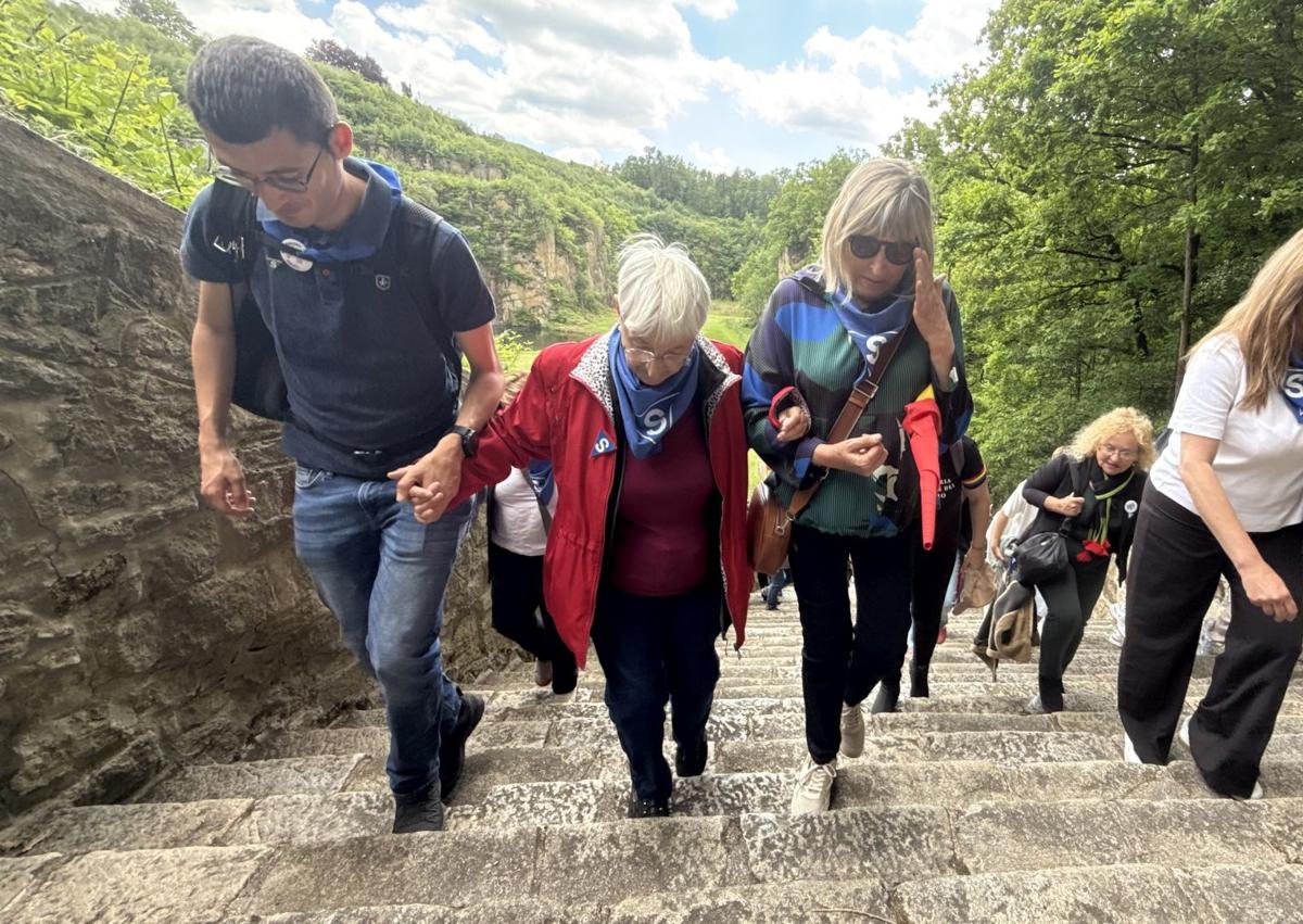 Imagen secundaria 1 - Recorrido por la memoria. Ofrenda de flores. A la derecha, Maria Teresa Curiá, hija de Enric, sube la 'Escalera de la Muerte', en la cantera de Mauthausen. Debajo, Felipe VI saluda a Dolors Pont, hija de un asesinado en Gusen.
