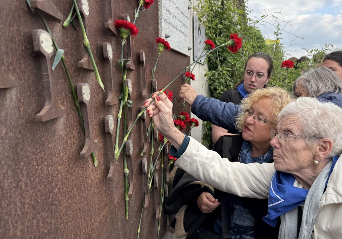 Imagen principal - Recorrido por la memoria. Ofrenda de flores. A la derecha, Maria Teresa Curiá, hija de Enric, sube la 'Escalera de la Muerte', en la cantera de Mauthausen. Debajo, Felipe VI saluda a Dolors Pont, hija de un asesinado en Gusen.