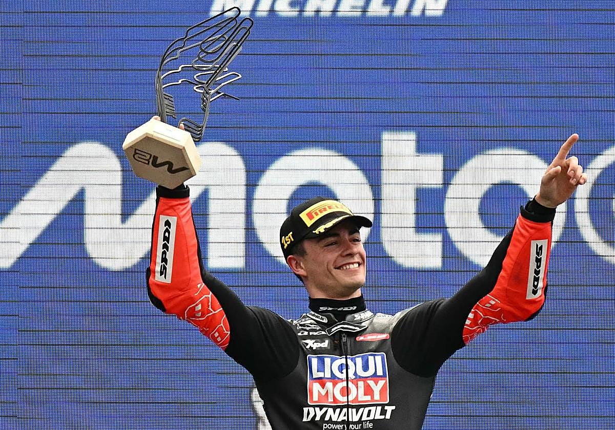 Manu González, en lo más alto del podio en Le Mans.