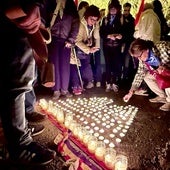 Ofrenda de velas en los túneles de Ebensee, excavados con mano de obra esclava y donde los nazis construyeron aviones y cohetes V-2.