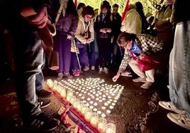 Ofrenda de velas en los túneles de Ebensee, excavados con mano de obra esclava y donde los nazis construyeron aviones y cohetes V-2.