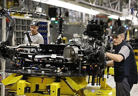 Un trabajador, en una fábrica de montaje.