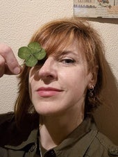 Isabel con uno de sus tréboles de cuatro hojas.