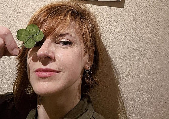 Isabel con uno de sus tréboles de cuatro hojas.