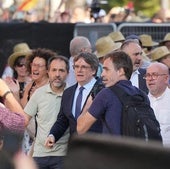 El expresident de Cataluña, Carles Puigdemont, minutos antes de subir al escenario en Barcelona el día de la investidura de Illa.