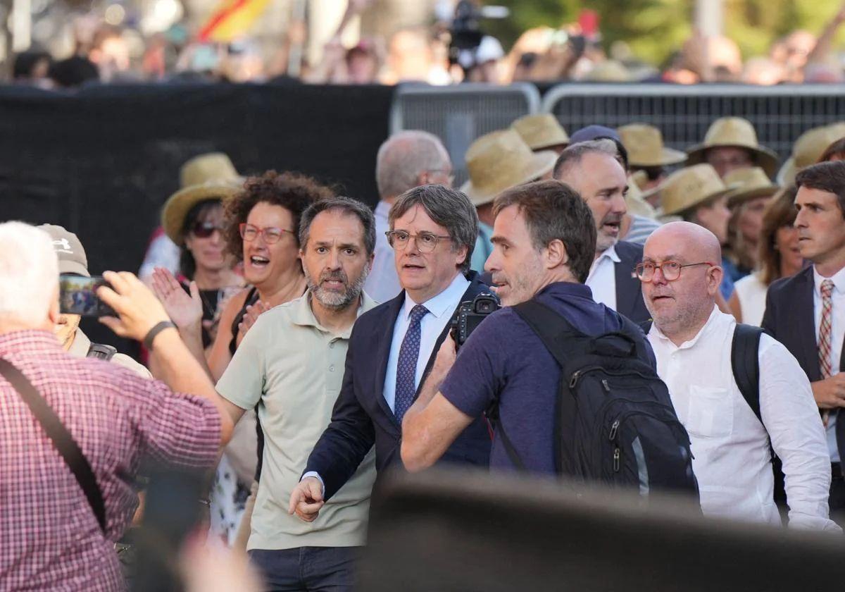 El expresident de Cataluña, Carles Puigdemont, minutos antes de subir al escenario en Barcelona el día de la investidura de Illa.
