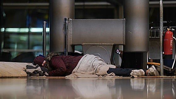 «Exigimos el desalojo del aeropuerto en semanas»