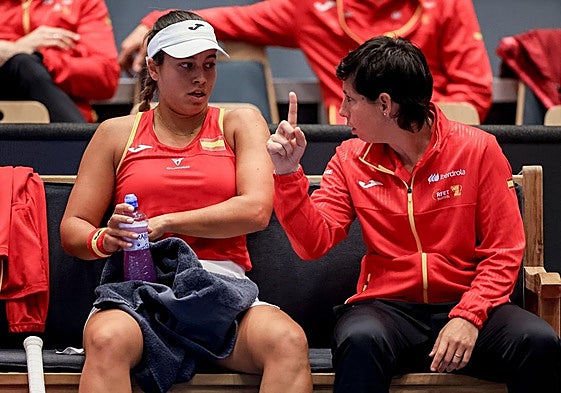 Jessica Bouzas recibe instrucciones de Carla Suárez durante la eliminatoria que España superó ante la República Checa.