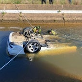 Coche encontrado en un canal de Cartaya en Huelva.