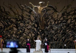 León XIV, con la 'Resurrección' de Pericle Fazzini a su espalda.