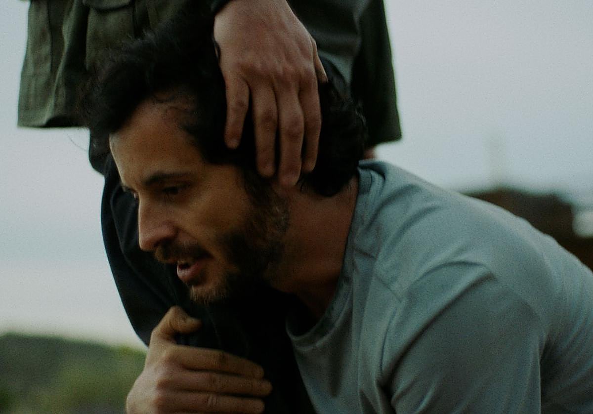 Javier Pereira, como Abel, se aferra a la pierna de Fernando Cayo, como José.