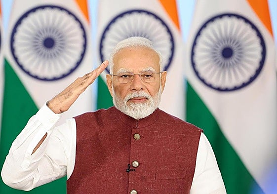 El primer ministro indio, Narendra Modi, hace el saludo militar antes de ofrecer un discurso a la nación.