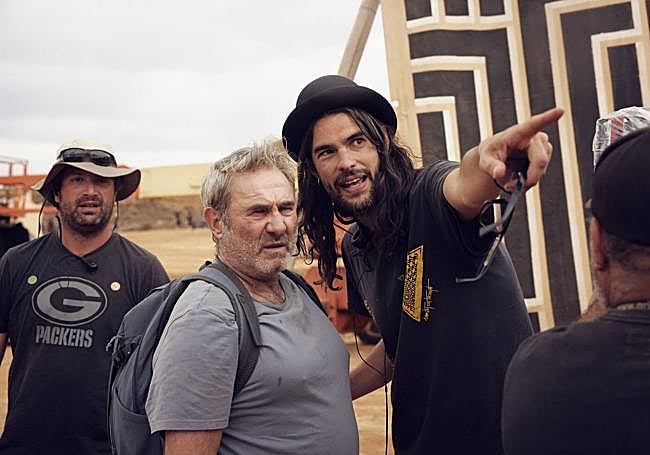 Oliver Laxe da instrucciones a Sergi López en el set de 'Sirât'.