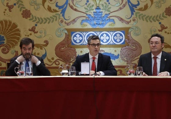 El ministro de Presidencia y Justicia Félix Bolaños y, a su izquierda, el fiscal general Álvaro García Ortiz en un acto. .