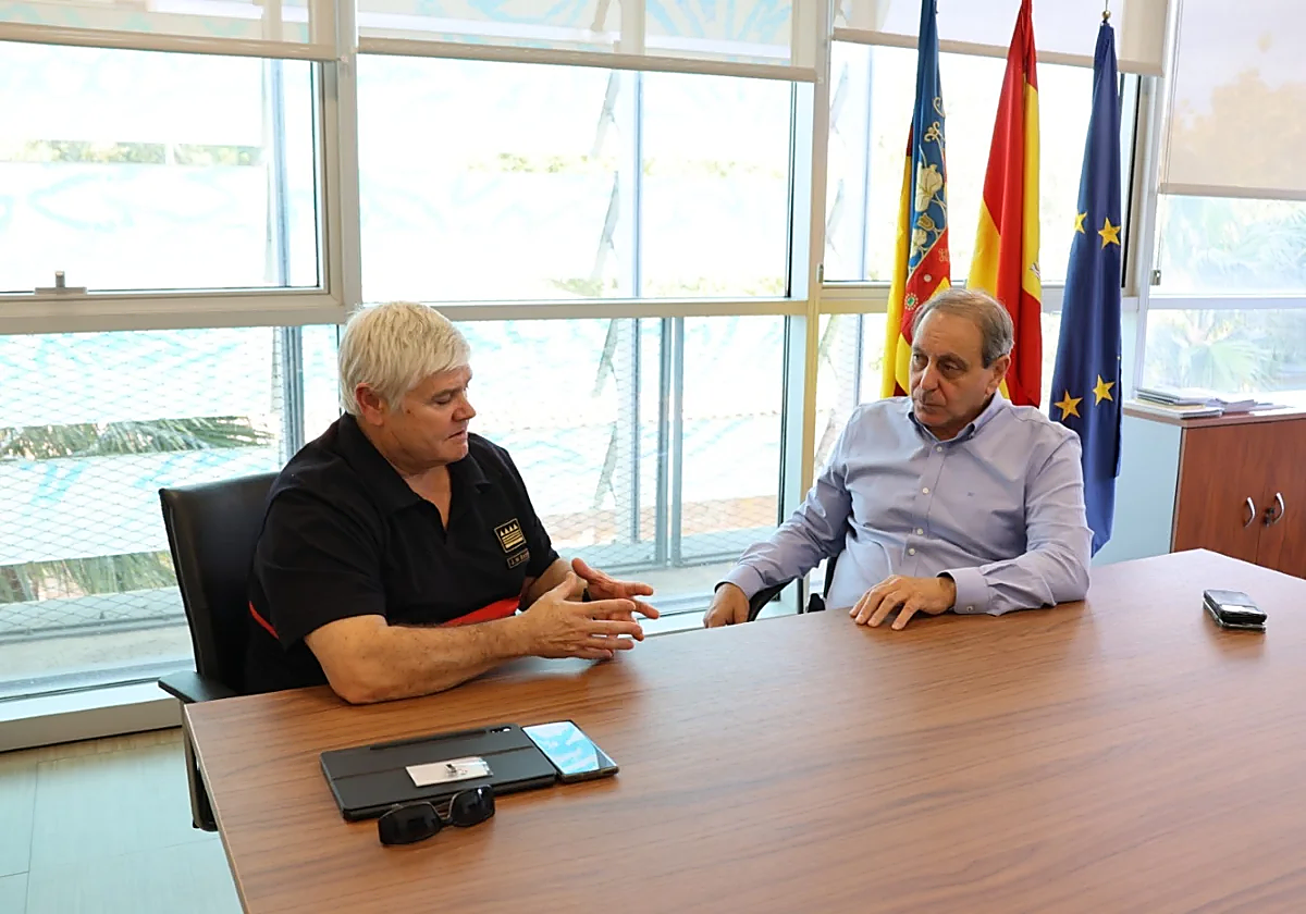 Martín Mioratilla, a la derecha, junto a José Luis Basset.