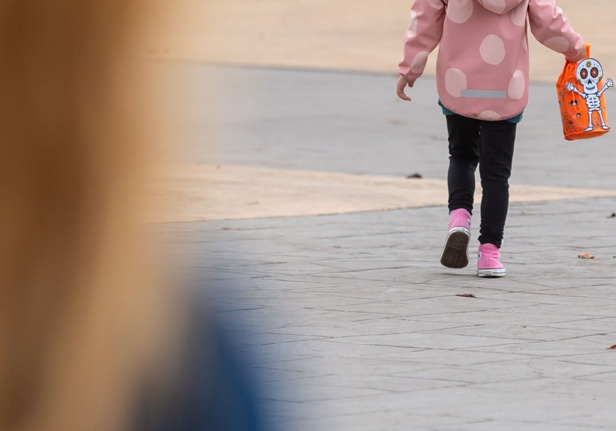 Una niña pasea por un parque de Lardero (La Rioja), donde un pederasta asesinó a un menor en 2021.