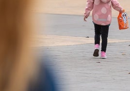 Una niña pasea por un parque de Lardero (La Rioja), donde un pederasta asesinó a un menor en 2021.
