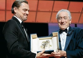Robert de Niro (derecha) recoge este martes la Palma de Oro Honorífica de manos de Leonardo DiCaprio durante la ceremonia de apertura del Festival de Cannes.