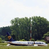 El avión de Ryanair en torno al que se ha establecido un perímetro de seguridad en el Aeropuerto de Bruselas Sur Charleroi por una amenaza de bomba.