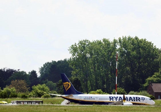 El avión de Ryanair en torno al que se ha establecido un perímetro de seguridad en el Aeropuerto de Bruselas Sur Charleroi por una amenaza de bomba.