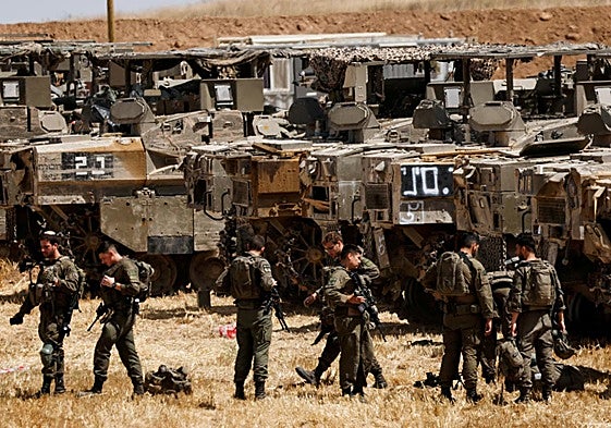 Soldados israelíes esperan en la frontera con Gaza.