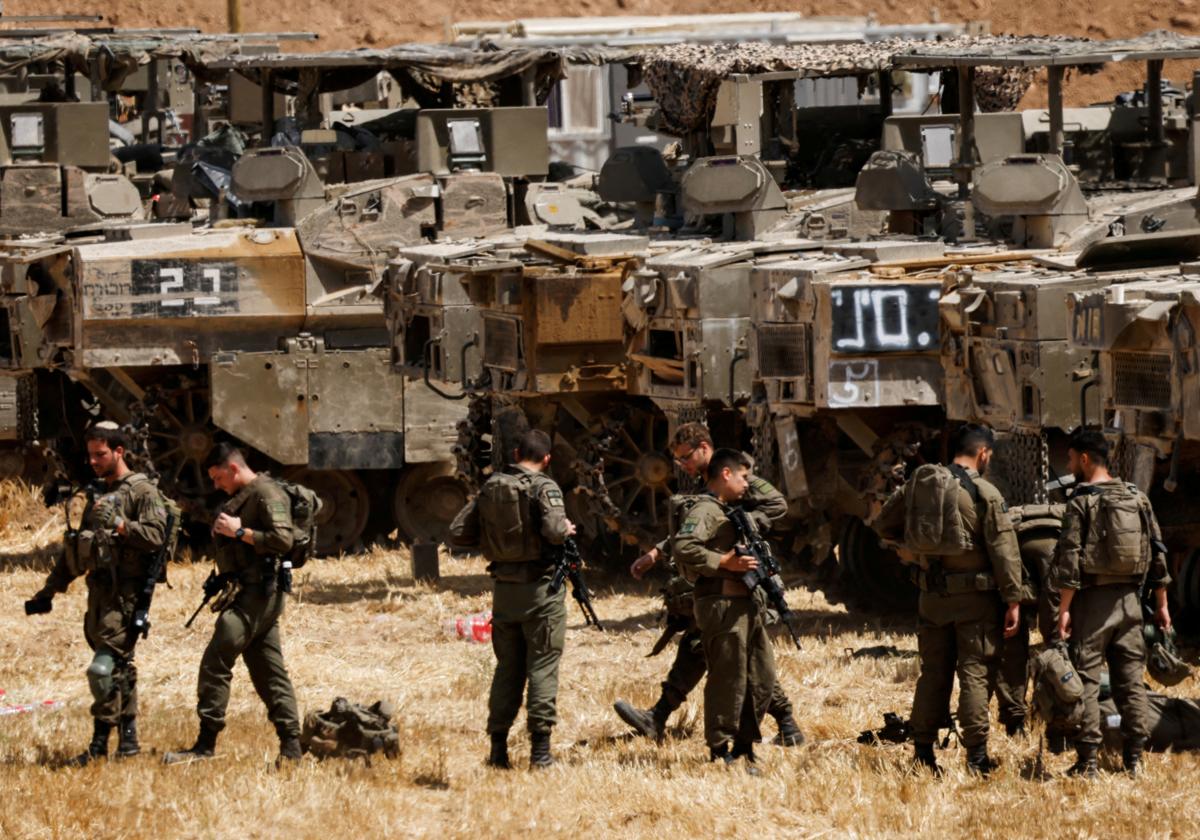 Soldados israelíes esperan en la frontera con Gaza.