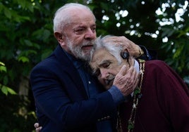 Luiz Inácio Lula da Silva abraza a Pepe Mujica.