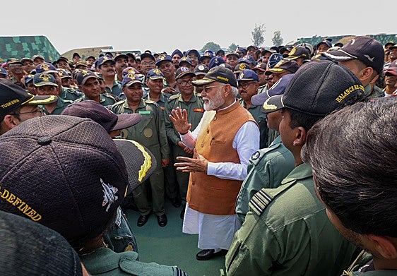 Los líderes de Pakistán e India se comprometen a respetar la tregua