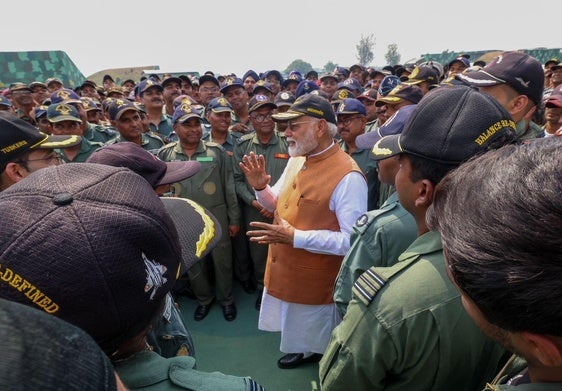 El primer ministro de la India, Narendra Modi, ha visitado este martes la base aérea de Adampur.