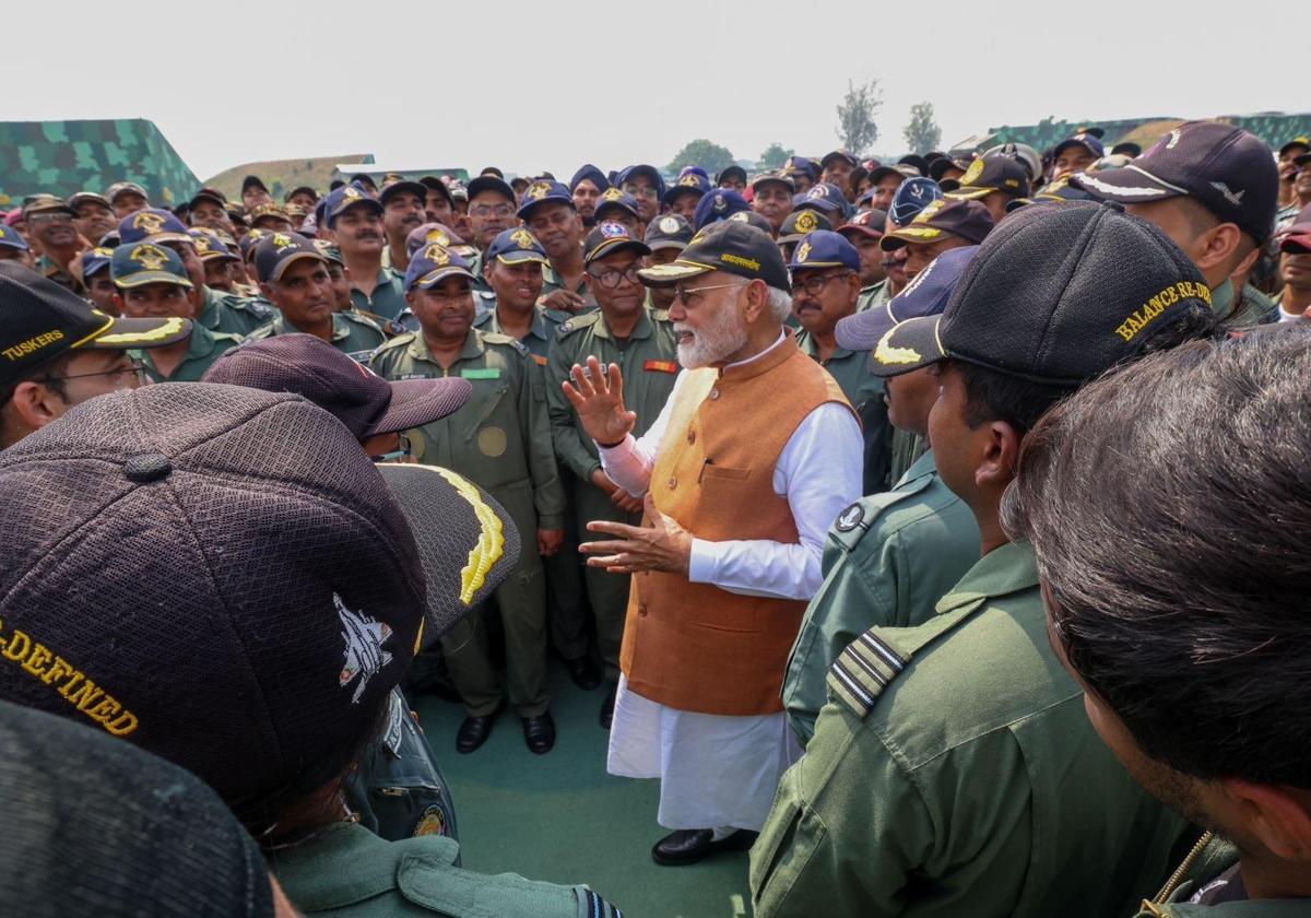 El primer ministro de la India, Narendra Modi, ha visitado este martes la base aérea de Adampur.