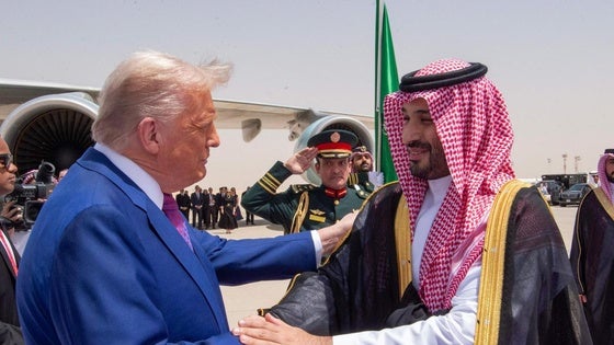 El príncipe heredero, Mohamed bin Salmán, dan la bienvenida a Donald Trump a su llegada este martes a Riad.