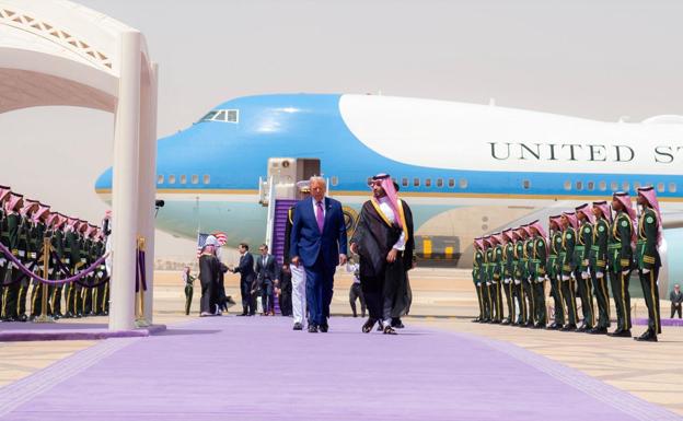 Una alfombra de color lavanda y una veintena de militares con ropa de ceremonia para el recibimiento del magnate.